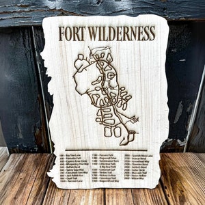 Fort Wilderness Map Plaque | Personalisiertes Holzschild | Boston Print Co. | Größe: