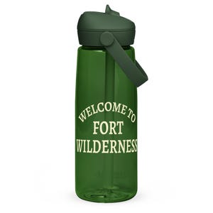 Welcome to Fort Wilderness Water Bottle – Forest Green CamelBak Style, Disney Campground Souvenir, BPA-Free with Straw, Camping Gift