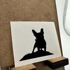 K&ouml;nnte beinhalten: Schwarze Silhouette eines franz&ouml;sischen Bulldoggen, der auf wei&szlig;em Hintergrund steht.