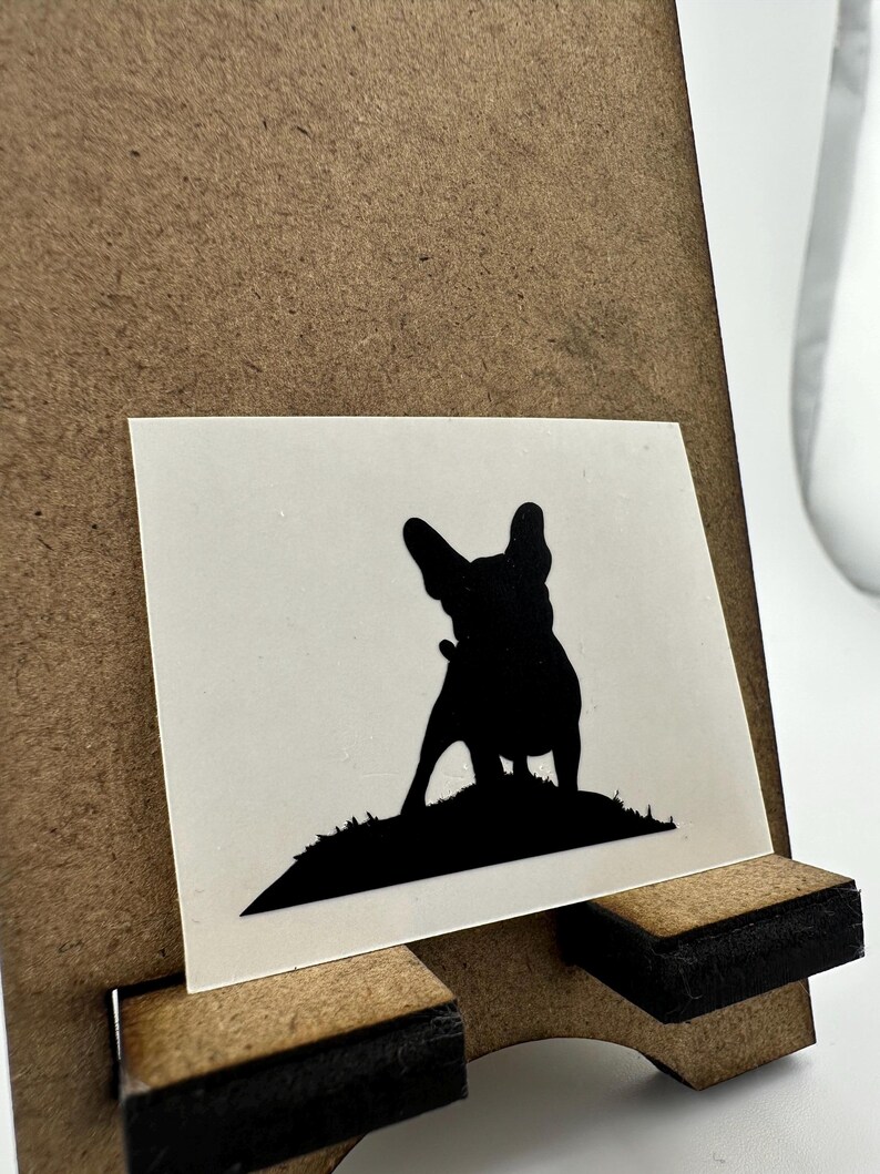 K&ouml;nnte beinhalten: Schwarze Silhouette eines franz&ouml;sischen Bulldoggen, der auf wei&szlig;em Hintergrund steht.