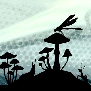 Könnte beinhalten: Silhouette einer Libelle, einer Schnecke und Ameisen vor einem Hintergrund von Pilzen. Die Pilze sind schwarz und weiß und haben einen verspielten Charakter.