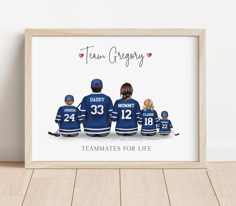 K&ouml;nnte beinhalten: Gerahmter Druck mit einer Familie von f&uuml;nf Personen in Hockey-Trikots. Die blauen Trikots haben wei&szlig;e Streifen und sind mit Namen und Nummern personalisiert. Der Text "Team Gregory" und "Teammates for Life" ist ebenfalls enthalten.