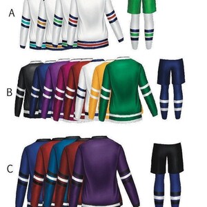 K&ouml;nnte beinhalten: Eine Sammlung von Hockey-Trikots in verschiedenen Farben, darunter Wei&szlig;, Schwarz, Blau, Lila, Rot und Gr&uuml;n. Jedes Trikot hat kontrastierende Streifen an den &Auml;rmeln und am Saum. Passende Shorts und Socken sind ebenfalls abgebildet.