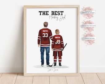 Op de afbeelding: Ingelijste print met een vader en kind in bordeauxrode hockeytruien met de tekst "THE BEST Hockey Dad." De truien hebben witte strepen en het nummer 33. De namen "Smith" en "Dad & James" zijn inbegrepen.