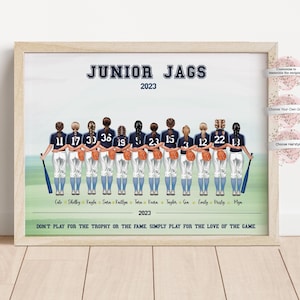 Könnte beinhalten: Gerahmter Druck mit einem Softballteam, "Junior Jags 2023", in marineblauen und weißen Uniformen, jede Spielerin mit Schläger oder Handschuh. Der Druck enthält den Text: "Spiele nicht für die Trophäe oder den Ruhm, sondern einfach für die Liebe zum Spiel."