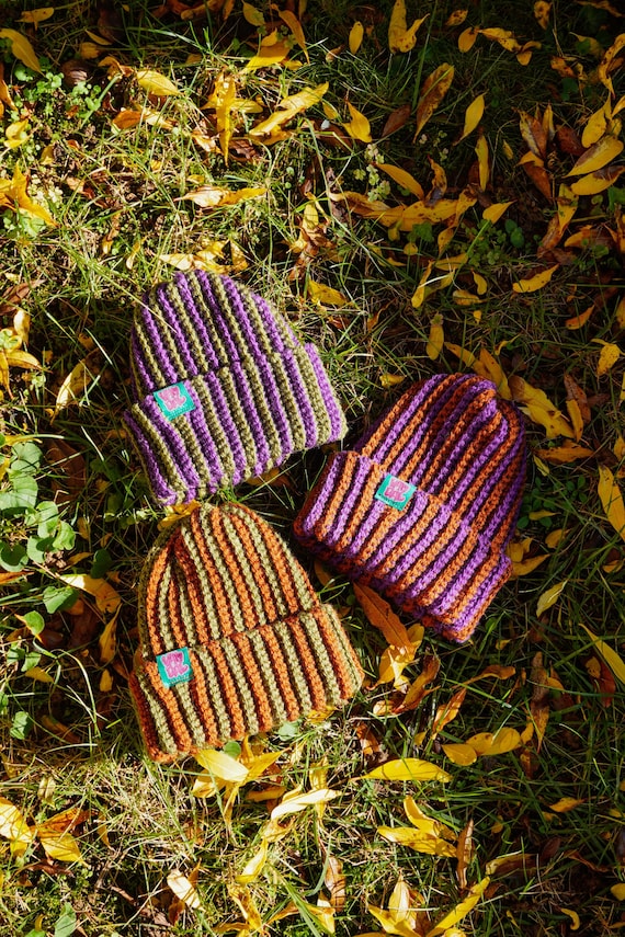Berretto all'uncinetto a coste fatto a mano: cappello colorato due colori a righe by VandalOutdoor