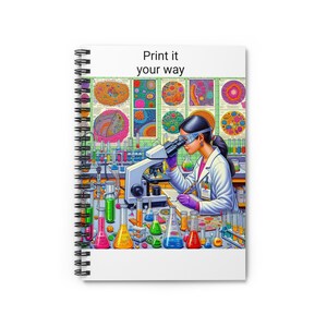 Könnte beinhalten: Eine farbenfrohe Illustration eines Wissenschaftlers, der durch ein Mikroskop in einem Labor schaut. Der Wissenschaftler trägt einen weißen Laborkittel und ein rosafarbenes Stirnband. Auf dem Tisch stehen viele Bechergläser und Reagenzgläser, die mit bunten Flüssigkeiten gefüllt sind. Der Text "Drucken Sie es auf Ihre Weise" befindet sich oben im Bild.