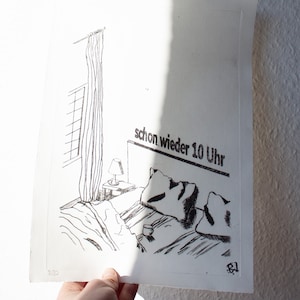 May include: Black and white line drawing of a bedroom scene with a bed, curtains, a lamp, and a glass on a nightstand. The text "schon wieder 10 Uhr" is written on the wall.