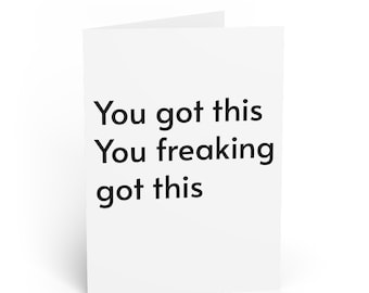 Może przedstawiać: Biała kartka z pozdrowieniami z czarnym tekstem "You got this, You freaking got this". Karta jest złożona i lekko pochylona, pokazując przód i kawałek wnętrza.