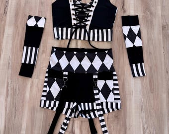 MTO Jesters Dual Set, 4-Taschen-Shorts mit Hosenträgern, Armstulpen, Schnüroberteil mit Doppelfutter