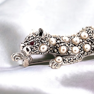 Fijne zilveren Big Cat-broche met parel en robijnen, art-decostijl tijgerspeld, sterlingzilver panter en marcasieten edelstenen sieraden