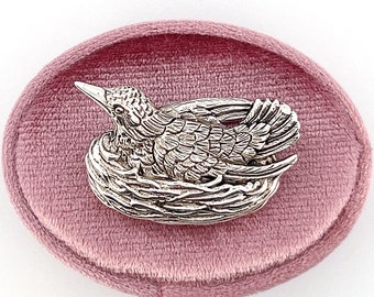 Sterlingzilveren vogel in nest-brochespeld