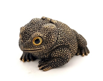 Frog Novelty Vesta Case with Yellow Eyes, Match Safe, Vintage Brass, Toad Collectable, Gift, Match Striker, Decorative Storage
