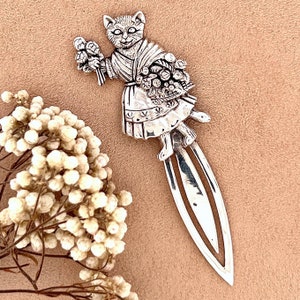 Marcapáginas de plata de ley con forma de gato y ramo de flores