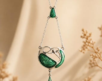 Halsband i sterlingsilver i jugendstil med emalj, grönt hänge