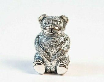 アンティーク調のコレクターズアイテム、ルビーの目が特徴のクマの置物