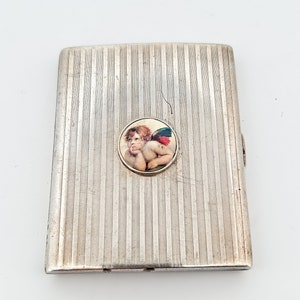Antiekzilveren sigarettenkoker met geëmailleerde afbeelding van een engelachtige babycherubijn met spelerskaart, 1924 - Verguld, Birmingham