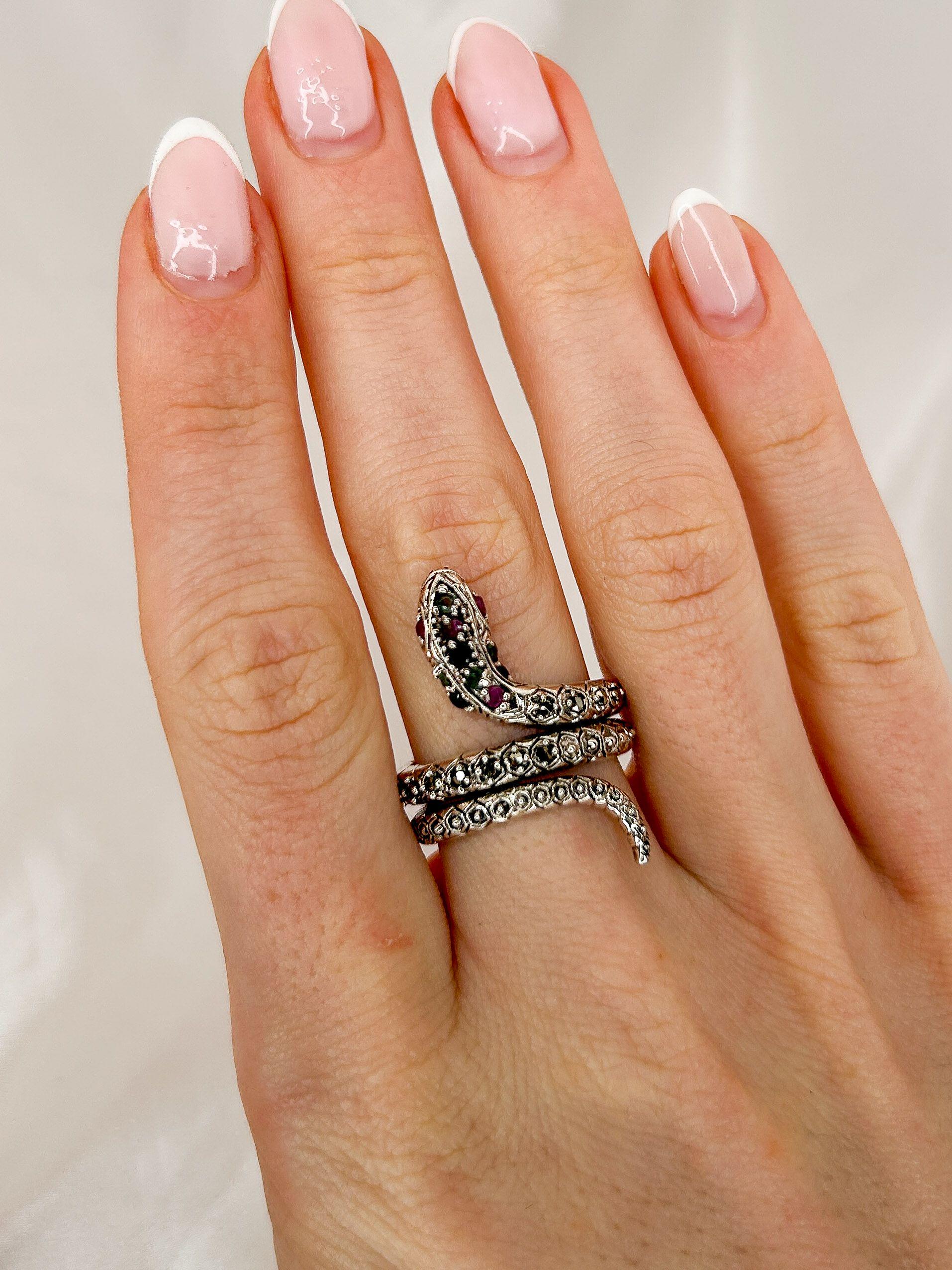 Bague Ancienne Serpent Argent Avec Saphirs Et Rubis - Style Ciselé Original