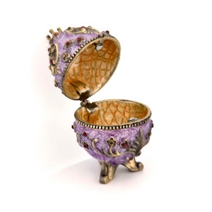 Gold Ton Kitsch Bejeweled Lila und Wabe Emaille Ei Form Deckeldose auf Gelb Metall Ständer mit Krone
