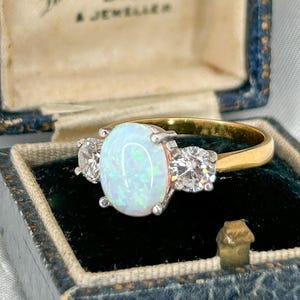 Anillo de plata chapada en oro con ópalo y circonita cúbica, talla P (Reino Unido) / 7.5 (EE. UU.).