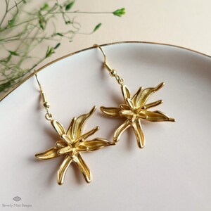 Gold Lily Flower Earrings, Sculptural Floral Earrings , Nature Inspired Botanical Jewelry, Elegant Dangle Earrings, Holiday Gift