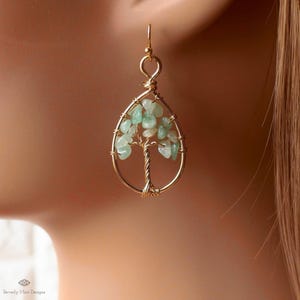 Boucles d'oreilles Arbre de Vie en fil d'or, pierres naturelles d'aventurine, pendantes, pour oreilles sensibles et avec clip.