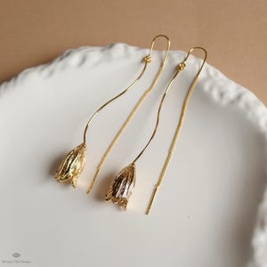 Boucles d'oreilles pendantes tulipe dorée, style floral, longues boucles d'oreilles pendantes légères, bijou botanique moderne, cadeau pour elle