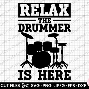 Può includere: Grafica in bianco e nero con una batteria e il testo "Relax The Drummer Is Here" e le parole "SVG Cut Files SVG PNG JPEG EPS DXF".