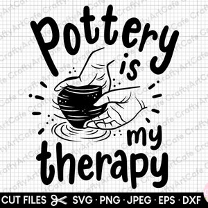 Op de afbeelding: Zwart-witte illustratie van een hand die een aardewerkstuk vasthoudt. De tekst "Pottery is my therapy" is geschreven in een vetgedrukt, handschriftlijk lettertype.