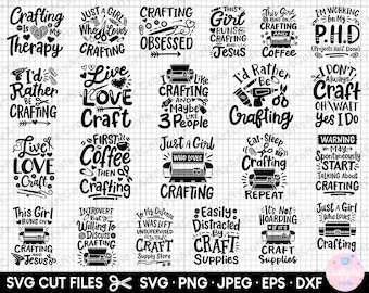 Pode incluir: Um download digital de 16 arquivos SVG em preto e branco para cortar, com trocadilhos e ditos sobre o tema do artesanato. Os designs incluem frases como "Artesanato é minha terapia", "Só uma garota que ama artesanato", "Prefiro estar fazendo artesanato" e "Primeiro café, depois artesanato".