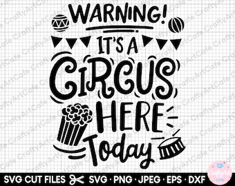 Può includere: Grafica in bianco e nero con il testo "WARNING! IT'S A CIRCUS HERE Today". Il design include un secchiello di popcorn, una palla e un tamburo.
