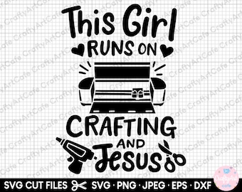 Può includere: Design in bianco e nero con il testo "This Girl Runs On Crafting And Jesus" con una silhouette di una macchina per l'artigianato e una pistola per la colla e delle forbici.