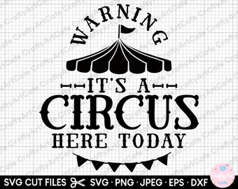 Può includere: Grafica in bianco e nero con il testo "WARNING - IT'S A CIRCUS HERE TODAY". Il design presenta una tenda da circo con bandiere e uno stendardo con bandiere nella parte inferiore.