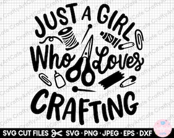 Può includere: Design in bianco e nero con il testo "Just a girl who loves crafting". Il design include forbici, filo, aghi e spille da balia.