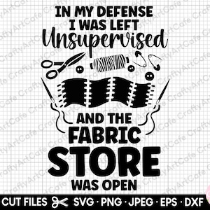 Op de afbeelding: Zwart-wit grafisch ontwerp met de tekst "Ter verdediging, ik was onbeheerd achtergelaten en de stoffenwinkel was open". Het ontwerp bevat een schaar, een spoel garen, een stuk stof en veiligheidsspelden.