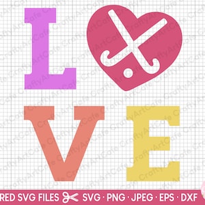 Puede incluir: Un diseño de archivo SVG en capas para un gráfico "LOVE" con una forma de corazón en el medio que presenta dos palos de hockey cruzados. Las letras son de color rosa, naranja y amarillo.