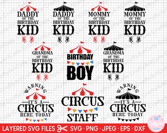 Può includere: Un set di dieci file SVG a strati per una festa di compleanno a tema circense. I design includono una tenda a strisce rosse e bianche con il testo "Papà del bambino del compleanno", "Mamma del bambino del compleanno", "Nonna del bambino del compleanno", "Compleanno del bambino" e "Attenzione È un circo qui oggi".