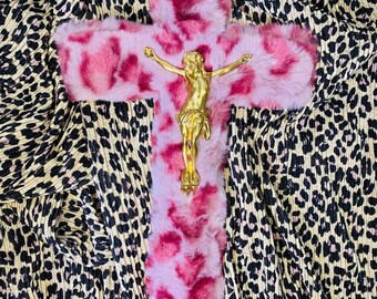 Pink leopard fur crucifix - Wall decoration - Handmade - Customized crucifix - Art deco - Cross - Ex-voto - Religious decoration