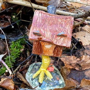 Baba Yaga&#39;s Hütte  mit Hühnerfuß      Räucherhäuschen