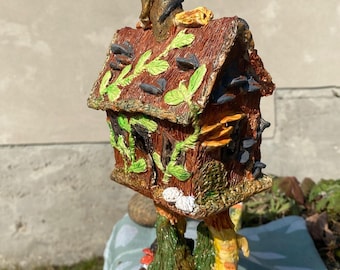 Baba Yaga Hütte mit Hühnerfüßen aus Keramik