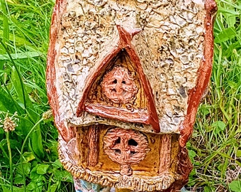 Baba Yaga Hütte mit Hühnerfüßen aus Keramik