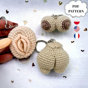 Peut inclure: Porte-clés crochetés en forme de parties génitales féminines et masculines. Les porte-clés sont beiges et bronzés, avec des anneaux argentés. L'image comprend un graphique en forme de nuage avec le texte "PDF PATTERN".