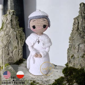 Il modello all'uncinetto del Mini Pope, modello all'uncinetto, bambola amigurumi, CraftlyPattern