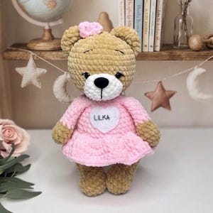 Nallebjörns virkmönster, Amigurumi-björn PDF, Nallebjörnsplysch för flickor, Enkel leksakshandledning med klänning, Mönster för barnkammardockor, Gåva för babyflicka