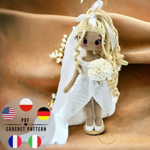 Könnte beinhalten: Eine handgefertigte Häkelpuppe in einem weißen Hochzeitskleid, die einen weißen Blumenstrauß hält. Die Puppe hat blondes Haar und einen Schleier. Das Bild enthält den Text "PDF CROCHET PATTERN" mit Flaggen verschiedener Länder.