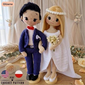Peut inclure: Poupées de mariés au crochet. Le marié porte un costume bleu et un nœud papillon rouge. La mariée est dans une robe blanche et un voile, tenant un bouquet. Les poupées sont sur des socles en bois. Le texte "CROCHET PATTERN" est inclus.