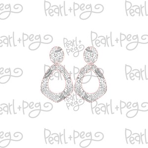 Puede incluir: Un par de pendientes de aro con estampado en blanco y negro. Los pendientes tienen forma de l&aacute;grima con un dise&ntilde;o floral.