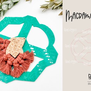 以下が含まれることがあります： 花柄のターコイズブルーのプラスチックテンプレート。テンプレートは丸みを帯びた八角形の形をしています。マクラメのイヤリングがテンプレートの上に置かれています。イヤリングは茶色のコードで作られており、木製のペンダントが付いています。テキスト「MACRAME TOOL」はベージュの背景に、その下に「Pearl+Pego」と「SVG | DXF | PDF」のテキストがあります。