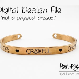 Puede incluir: Pulsera de metal dorado con las palabras "HOPE", "GRATEFUL" y "DREAM" grabadas en ella. Hay dos pequeños corazones entre cada palabra. La pulsera es solo para descarga digital.