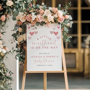 Panneau de bienvenue pour baby shower « Un petit cœur est en route » | Baby shower pour la Saint-Valentin | Shower de bébé à thème coeur | Téléchargement numérique sur toile | NB09